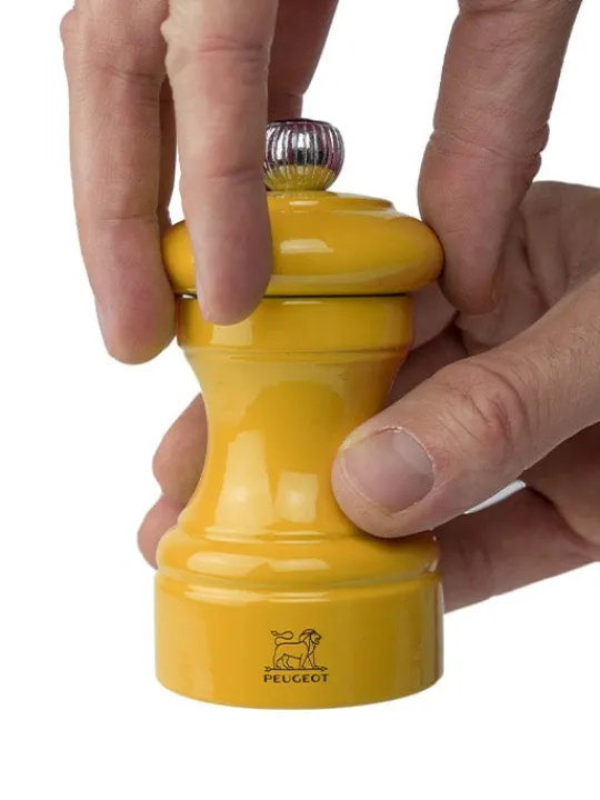 Peugeot Saveurs Bistro Moulin à poivre manuel en bois laqué, safran, 10 cm - 4in. -> Envie De Couleurs|Moulins À Poivre
