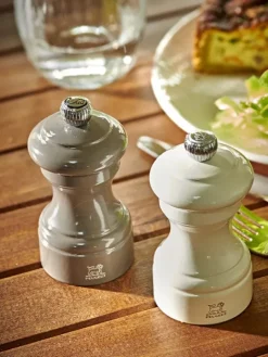 Peugeot Saveurs Bistro Moulin à poivre manuel en bois laqué, gris perle 10 cm - 4in. -><noscript><img width=