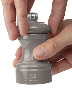 Peugeot Saveurs Bistro Moulin à sel manuel en bois laqué, gris taupe, 10 cm - 4in. -><noscript><img width=