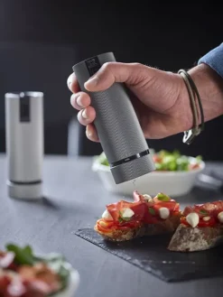 Peugeot Saveurs Line electrique Coffret cadeau - duo de moulins à poivre et à sel électriques rechargeables, u'select, carbone et aluminium, 15 cm - 6in. -><noscript><img width=