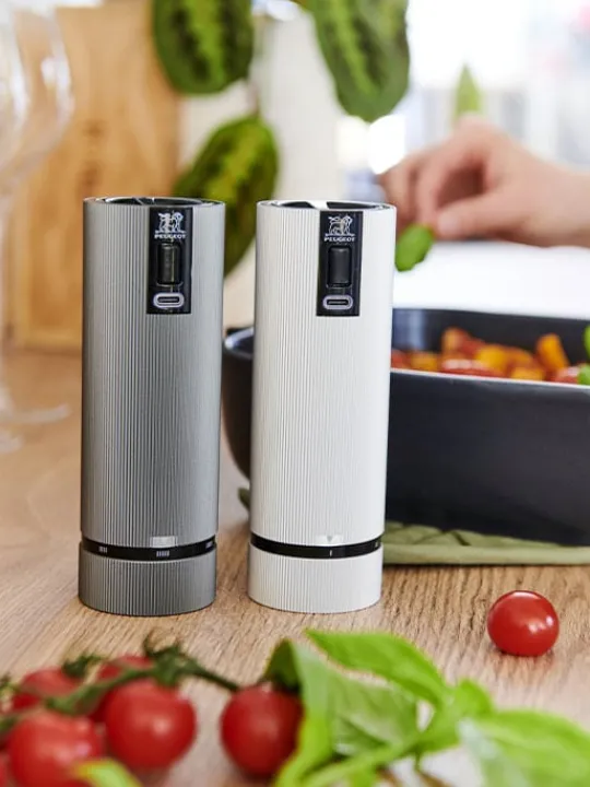 Peugeot Saveurs Line electrique Moulin à sel électrique rechargeable u'select, batterie lithium-ion, aluminium, 15 cm - 6in. -> Idées Cadeaux -100€|Envie De Design