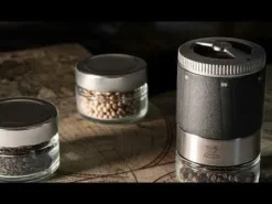 Peugeot Saveurs Maestro Bar à poivres - moulin à poivre u'select accompagné de 3 grands crus de poivres, de 3 réservoirs interchangeables. -><noscript><img width=