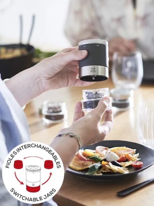 Peugeot Saveurs Maestro Bar à poivres - moulin à poivre u'select accompagné de 3 grands crus de poivres, de 3 réservoirs interchangeables, gris roche -> Coffrets Cadeaux|Envie De Design
