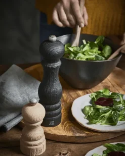Peugeot Saveurs Paris nature black Moulin à poivre manuel en bois upcyclé et son poivre fair trade, noir, 22 cm - 9in -><noscript><img width=