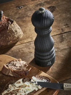 Peugeot Saveurs Paris nature black Moulin à poivre manuel en bois upcyclé et son poivre fair trade, noir, 40 cm - 16in -><noscript><img width=